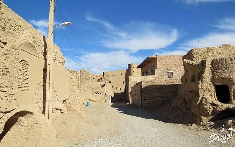 روستایی با ساختمان های خشتی در منطقه ای کویری